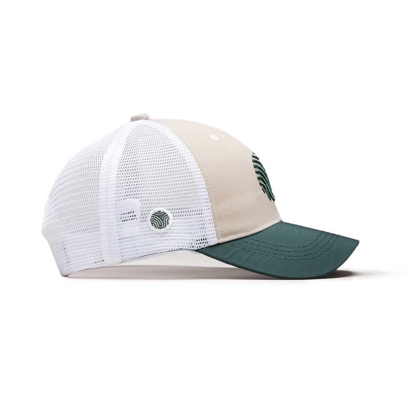 GORRA TRUCKER IDENTIDAD - BEIGE CLARO CON VERDE ESMERALDA